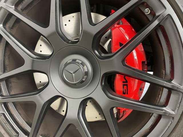 メモリー付きパワーシートが装備されている車両はシートの位置・ドアミラーの角度・ハンドルの位置を3名まで記憶出来ます。