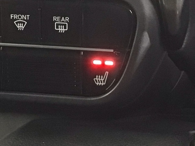 運転席にはシートヒーターが付いています！寒い日に便利な装備ですね。