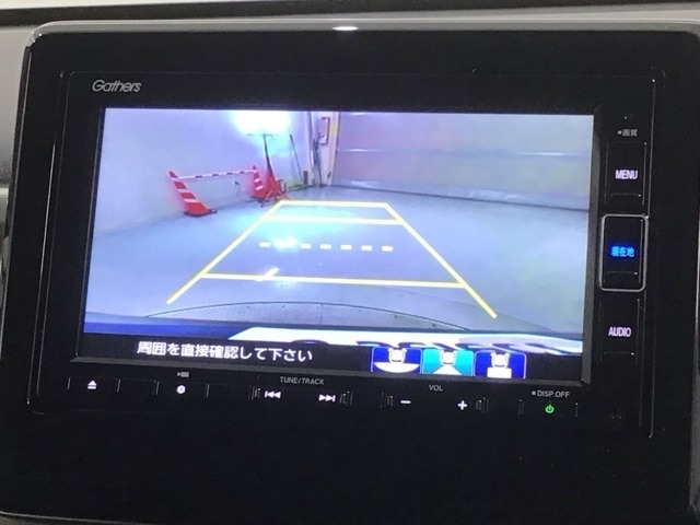 リバースギアに入れるだけで後方の表示へ切り替わります。夜間や雨の日の駐車も楽になりますよ。