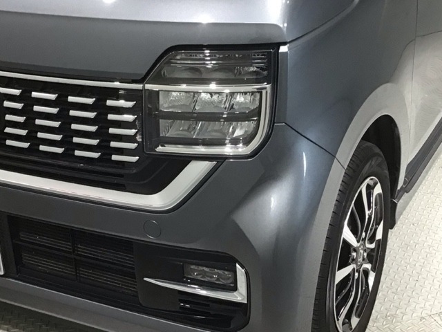 LEDヘッドライトは、点灯の瞬間から最大光量を発揮し、突然暗くなるトンネルなどでの安定感を高めます。
