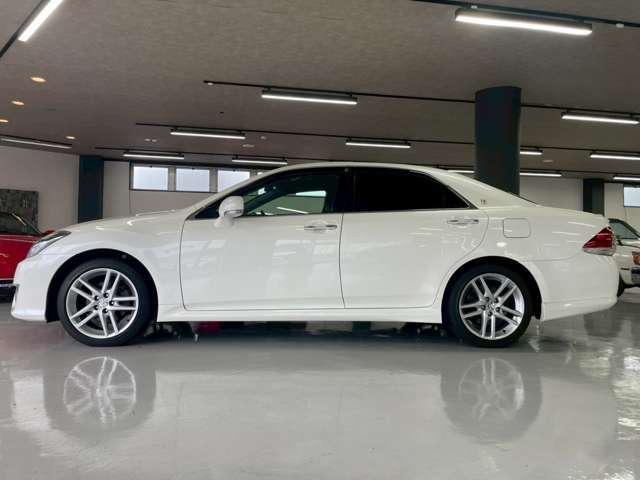 在庫車両は別展示場にて保管をしております。お手数では御座いますが、事前にご予約を頂ければご覧になりやすい場所にご準備をさせて頂きますので、ご来店前にはご連絡を頂ければ幸いです。