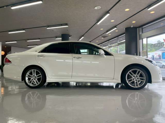 在庫車両は別展示場にて保管をしております。お手数では御座いますが、事前にご予約を頂ければご覧になりやすい場所にご準備をさせて頂きますので、ご来店前にはご連絡を頂ければ幸いです。
