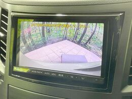 【バックカメラ】駐車時に後方がリアルタイム映像で確認できます。大型商業施設や立体駐車場での駐車時や、夜間のバック時に大活躍！運転スキルに関わらず、今や必須となった装備のひとつです！
