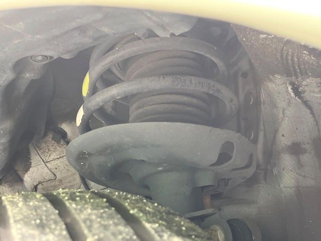 お車を安心してお乗りいただく為には、足回りの定期点検が欠かせません。サービスサポート（有償保証）では無料点検もご提供しており、安心のカーライフをお過ごしいただけるサポート体制が整っています。