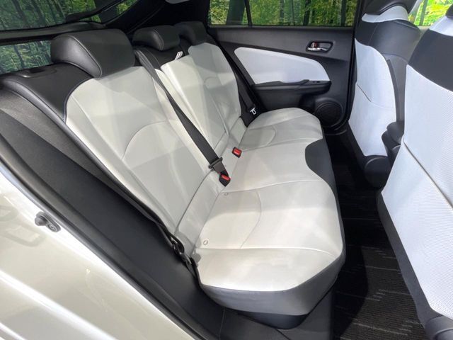 後部座席も気になるようなキズ・汚れやへたり等、大きなダメージはなく、良好な状態です。