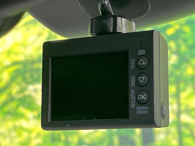 【ドライブレコーダー】安心・安全なカーライフに必須のドライブレコーダーを装備！走行中はもちろん、あおり運転や事故に遭遇した際の状況も映像で記録し、万一のリスクに備えます。