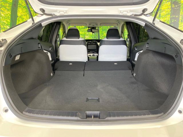 後席を格納すると、これだけの広さが！シーンに合わせたシートアレンジで、大きな荷物も積むことが出来ます♪