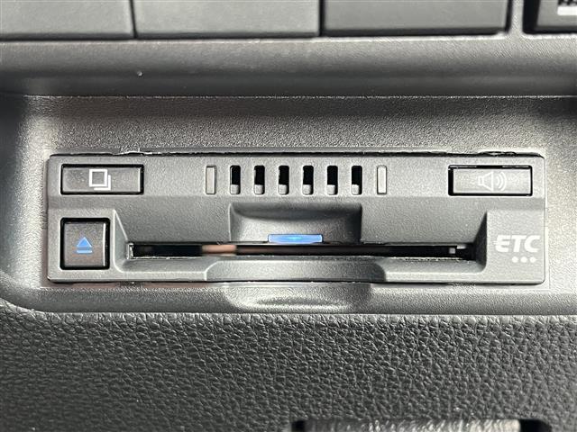 【ETC】有料道路を利用する際に料金所で停止することなく通過できる、ETC車載器（ノンストップ自動料金収受システム機器）が装備されています。セットアップを行うことで利用可能になります。