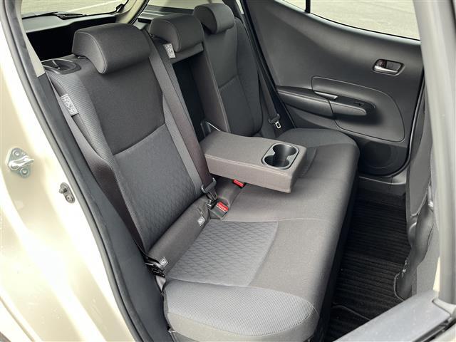 【後部座席】後席もゆったりドライブを楽しめます。内外装はプロこだわりのクリーニングで清潔なおクルマでご納車させていただきます！店舗での現車確認も承っています！