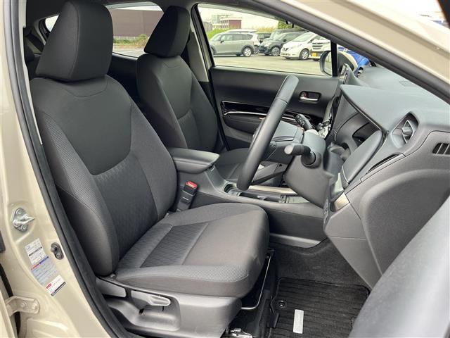 【運転席】座り心地が良いシートなので長時間の運転でも快適にお過ごしいただけます。新品のフロアマットのご注文も可能です。掲載箇所以外にご希望の写真がございましたらお気軽にお問い合わせ下さい。