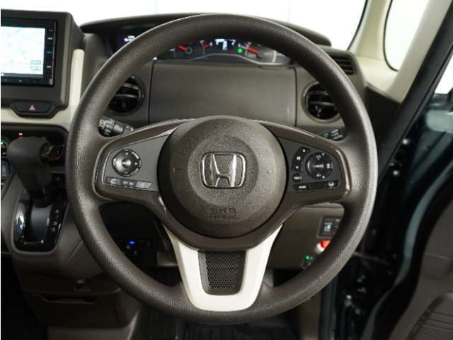 【Honda SENSING】 カメラ等装置で精度の高い検知能力を発揮、安全運転を支援します。ステアリング上のコントローラーに注目！