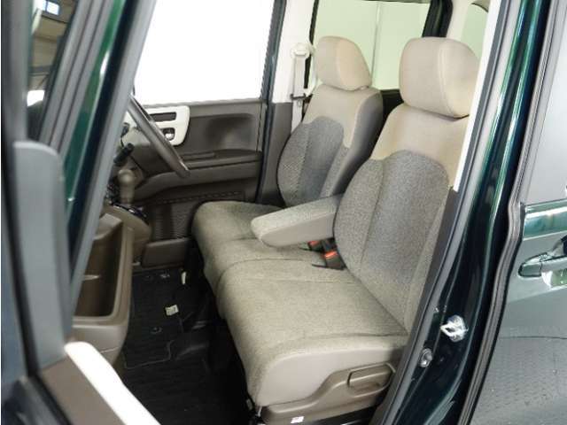 運転席と助手席は足元が繋がっているので自由に行き来しやすいので駐車場が狭いときでも助手席側からスムーズに乗り降りできて便利！