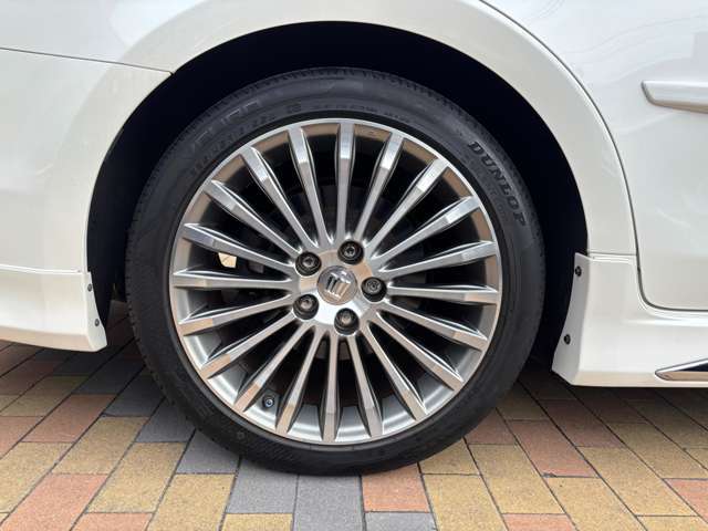 タイヤ4本新品プレゼントいたします！！メーカーオプションの18inchアルミホイールです！運転中のビジュアルを演出してくれる重要なポイントですね！オシャレは足元から♪