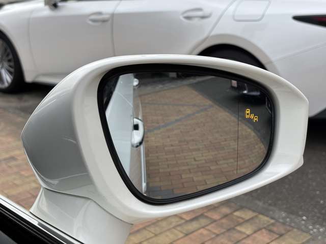 ブラインドスポットモニター（BSM）付き！左右の死角に他の車両がいる場合に、ウィンカーを出し、車線変更しようとすると、警告してくれます！事故を防いでくれるアイテムです！
