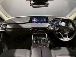 コックピットにある操作機器、情報などすべての要素をドライバー中心に左右対称に配置し、同時にそれらがドライバーに正対する造形とすることで、人とクルマの一体感を感じさせます。