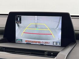 【バックカメラ】駐車時に後方がリアルタイム映像で確認できます。大型商業施設や立体駐車場での駐車時や、夜間のバック時に大活躍！運転スキルに関わらず、今や必須となった装備のひとつです！