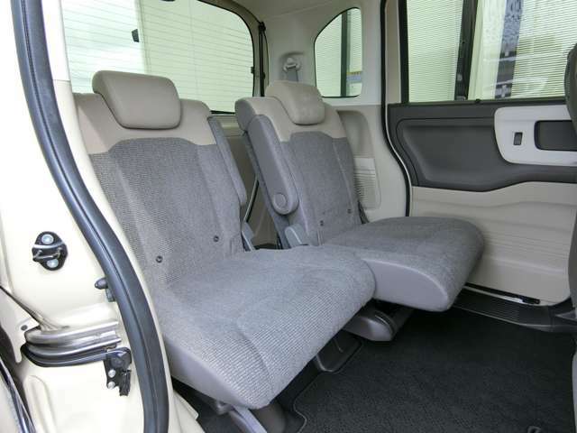 後席はスライド機構付き、ずらして荷室の大きさを調整したり、前席の方との距離を近くできます。
