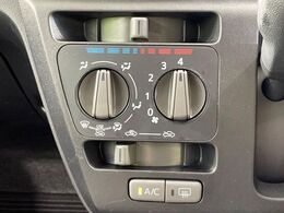 寒い冬も暑い夏も全席に快適な空調を届けてくれる、ダイヤル式エアコンを装備♪