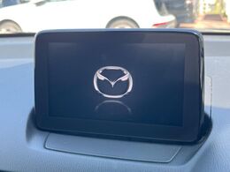 【マツダコネクトナビ】車内の雰囲気にマッチした一体型タイプのナビ。各種車輌設定やBluetooth再生等、様々な機能が楽しめます。直感的なダイヤル操作が可能で、使い勝手も良好です。