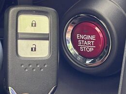 【Hondaスマートキー】カバンやポケットに入れたままでもドアの施錠・解錠が可能なスマートキーを装備。エンジンのオン・オフ時もカギを取り出す必要が無いからとっても便利です♪
