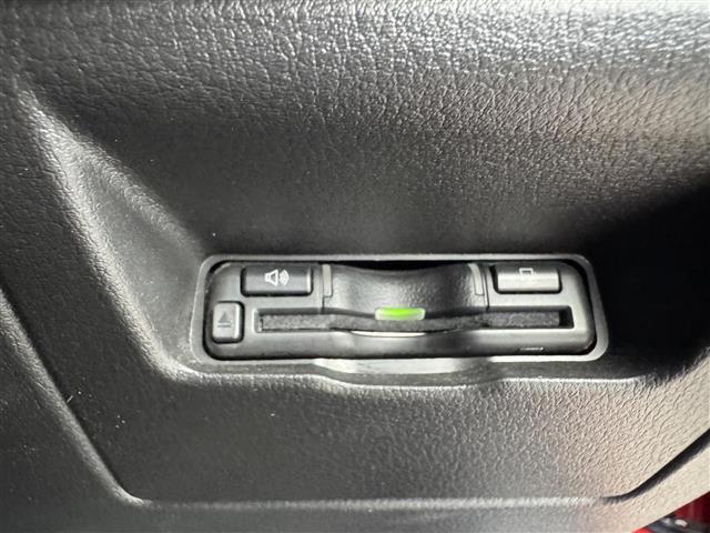 【ETC】有料道路を利用する際に料金所で停止することなく通過できる、ETC車載器（ノンストップ自動料金収受システム機器）が装備されています。セットアップを行うことで利用可能になります。