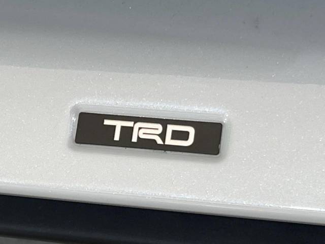 【TRDエアロ】人気のTRDエアロを装備！クルマの外観がよりスタイリッシュになり、街中で存在感あふれる1台に♪将来買い替える時にもリセールに影響しやすく、価値ある人気の装備です！