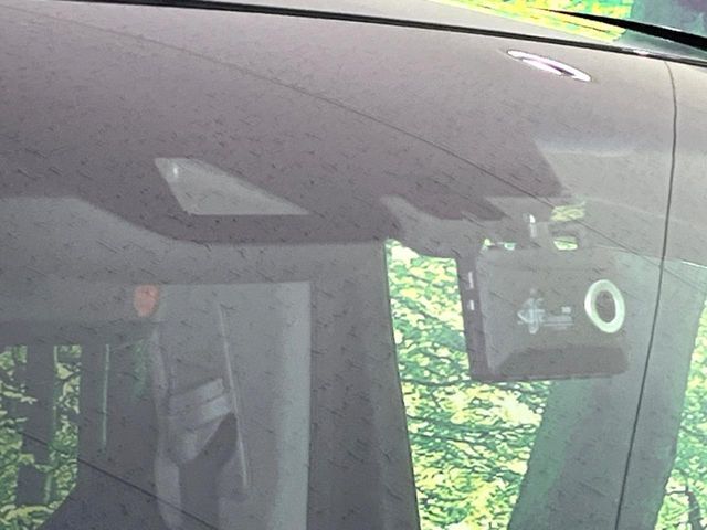 【トヨタセーフティセンス】走行中に前方の車両等を認識し、衝突しそうな時は警報とブレーキで衝突回避と被害軽減をアシスト。より安全にドライブをお楽しみいただけます。