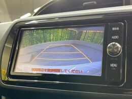 【バックカメラ】駐車時に後方がリアルタイム映像で確認できます。大型商業施設や立体駐車場での駐車時や、夜間のバック時に大活躍！運転スキルに関わらず、今や必須となった装備のひとつです！