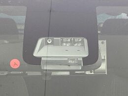 【プリクラッシュセーフティ】前方の車両等を検知し、衝突しそうな時は警報で注意を促し、ブレーキを踏む力をサポート。ブレーキを踏めなかった場合は衝突被害軽減ブレーキが作動、衝突回避をサポートします。