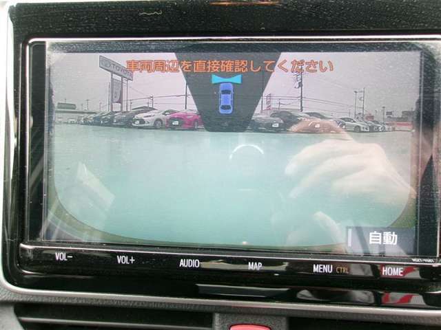 【フロントカメラ】車両先端にカメラが付いています。見通しの悪い交差点でも左右の確認が行えます。