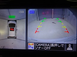 【リヤカメラ】シフトレバーをバックに入れるだけで後方視界の確認ができます。雨天・夜間もはっきり確認でき車庫入れも安心です。