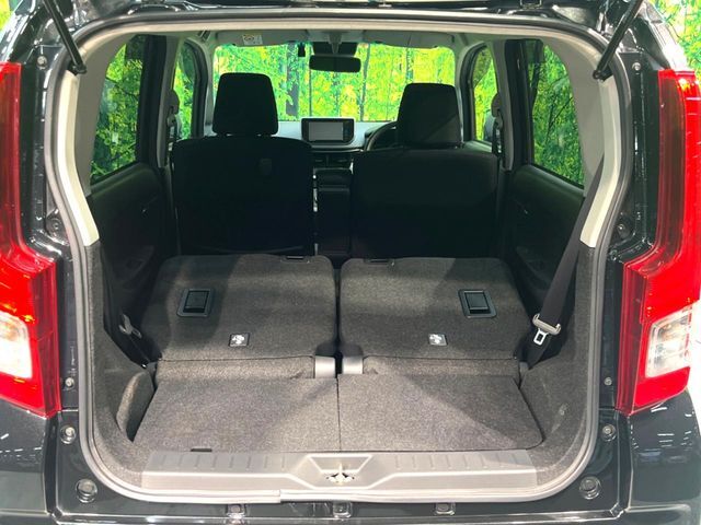 普段のお買い物や通勤、送迎等に十分な荷室スペースを確保しております。セカンドシートを倒すと、大きな荷物の積載も可能です♪