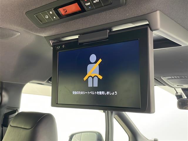 【純正12.1型後席ディスプレイ（フリップダウンモニター）】後部座席からも、DVDや映画、ライブ映像、YouTube動画など様々な動画が楽しめ、ドライブが退屈しません！
