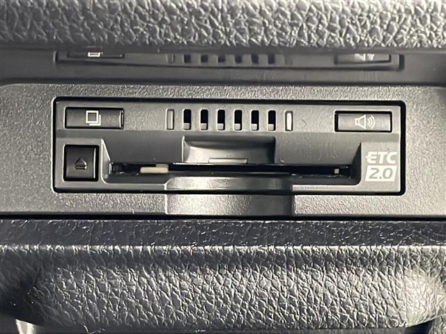 【ETC2.0（DSRC/ITSスポット）】ETCカードを挿入すれば料金所はノンストップで通過できます。ETC限定の割引や、高速道路の情報提供サービスを利用できます。