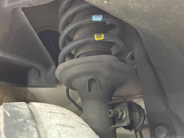 お車を安心してお乗りいただく為には、足回りの定期点検が欠かせません。サービスサポート（有償保証）では無料点検もご提供しており、安心のカーライフをお過ごしいただけるサポート体制が整っています。