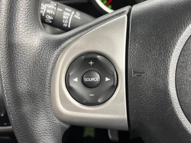 【ステアリングスイッチ】運転中、前方から目線をそらすことなく、オーディオ等の操作が可能な便利機能！安心＆快適なドライブを演出してくれます♪