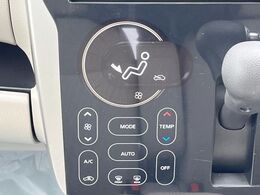 【オートエアコン】一度お好みの温度に設定すれば、車内の温度を検知し風量や温度を自動で調整。暑い…寒い…と何度もスイッチ操作をする必要はありません。快適な車内空間には必須の機能ですね♪