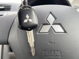 【キーレス】少し離れた場所からでもボタン一つでドアの開錠・施錠ができるのでとっても便利！ドアの鍵穴周りに傷をつけることもありません♪