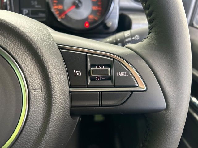 【クルーズコントロール】高速道路もラクラク走行。アクセルを離しても一定速度で走行ができ、長距離運転時の負担を軽減！加速・減速も簡単なスイッチ操作で調整できます。