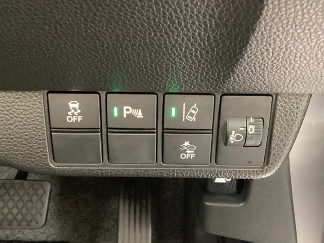 衝突の危険がある時に警告してくれる衝突軽減ブレーキ。車線を外れそうな時に警告し、ステアリング制御してくれる路外逸脱制御機能搭載！