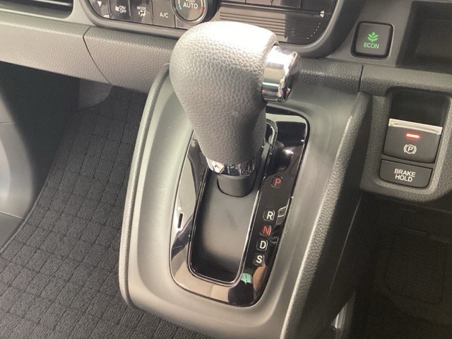 インパネシフトを採用しているので、前席の足元も広々としています。運転席と助手席の行き来もスムーズです！