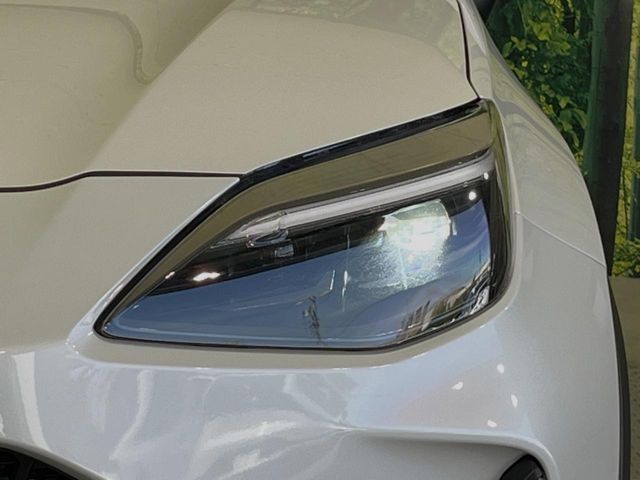 【LEDヘッドライト】悪天候や夜間走行時も良好な視界を確保し安心して運転できる高輝度LEDヘッドライトを装備！点灯速度が早く、消費電力も抑えられています。