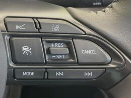 【レーダークルーズコントロール】高速道路での長距離走行が楽に！！自動で速度を保つクルーズコントロールが、衝突軽減システムと連携し、前方の車両を感知して車間を保つように速度調節してくれます！！