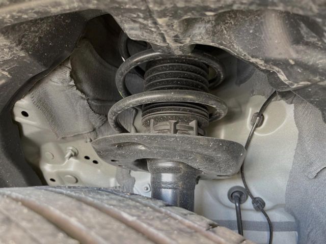 お車を安心してお乗りいただく為には、足回りの定期点検が欠かせません。サービスサポート（有償保証）では無料点検もご提供しており、安心のカーライフをお過ごしいただけるサポート体制が整っています。