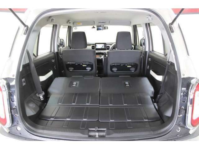 フル乗車時トランク容量は124L、床下収納があります。