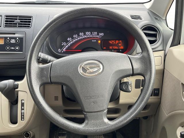 インテリアに合わせたデザインのステアリングは、運転される方のことも考え、運転しやすい形状、大きさです。是非一度、実際に触ってお確かめください。