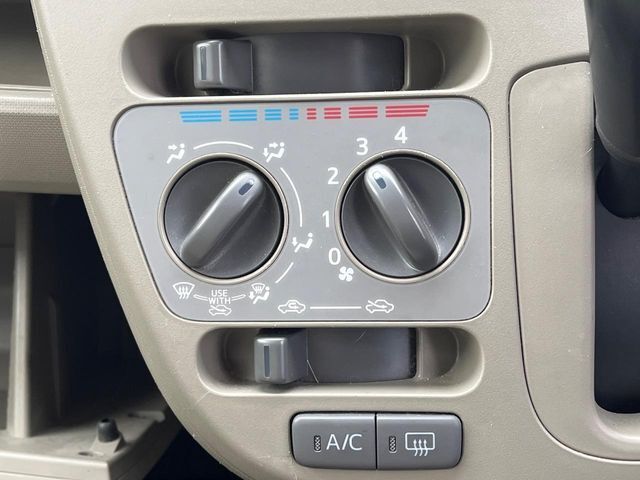 寒い冬も暑い夏も全席に快適な空調を届けてくれる、ダイヤル式エアコンを装備♪