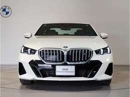 ☆BMWの代名詞とも言える【キドニーグリル】一目見ただけでBMW車であると認識できる確固たるアイコンとして存在感を放ちます☆