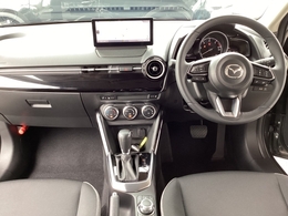 【MAZDA2】一目見て心が動き、興味が沸く！思わず見とれてしまう佇まいは注目の的です！MAZDA2に出会った方が心動かされるほどの豊かで上質な美しさを表現！