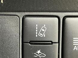 【レーンディパーチャーアラート（LDA）】クルマが車線または走路から逸脱する可能性がある場合に、ブザーまたはハンドルの振動により注意をうながします。機能には限界があるためご注意ください。